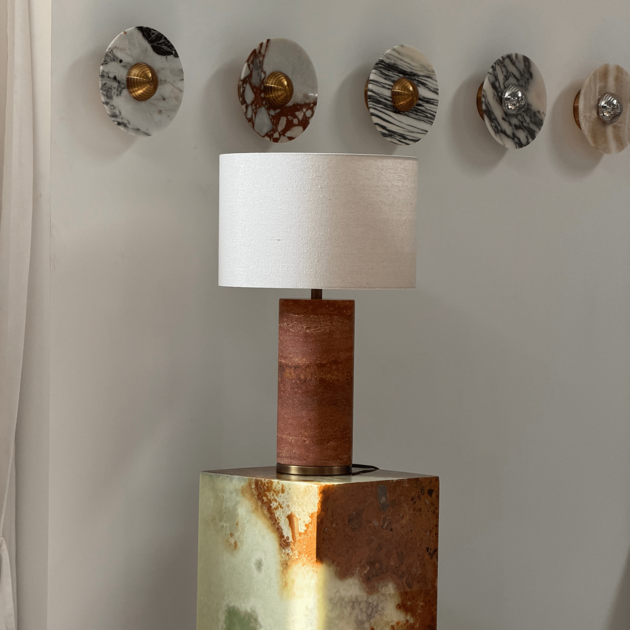 Lampe à poser moderne Hob en pierre, Marbre Rouge travertin et beige