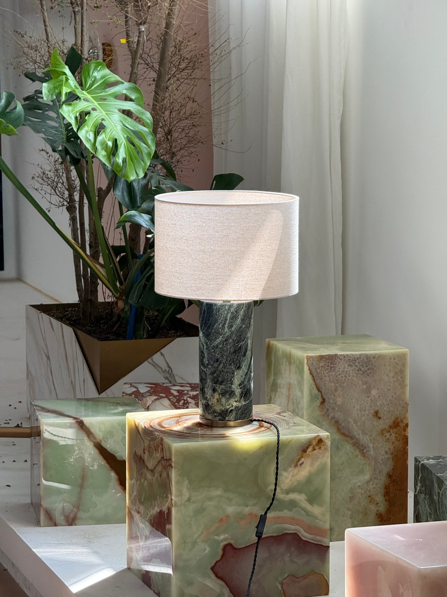 Lampe à poser moderne Hob en pierre, Marbre Travertin jaune et noir