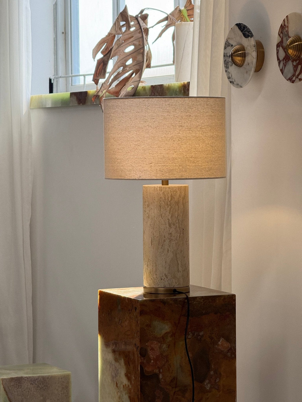 Lampe à poser moderne Hob en pierre, Marbre Rouge travertin et noir