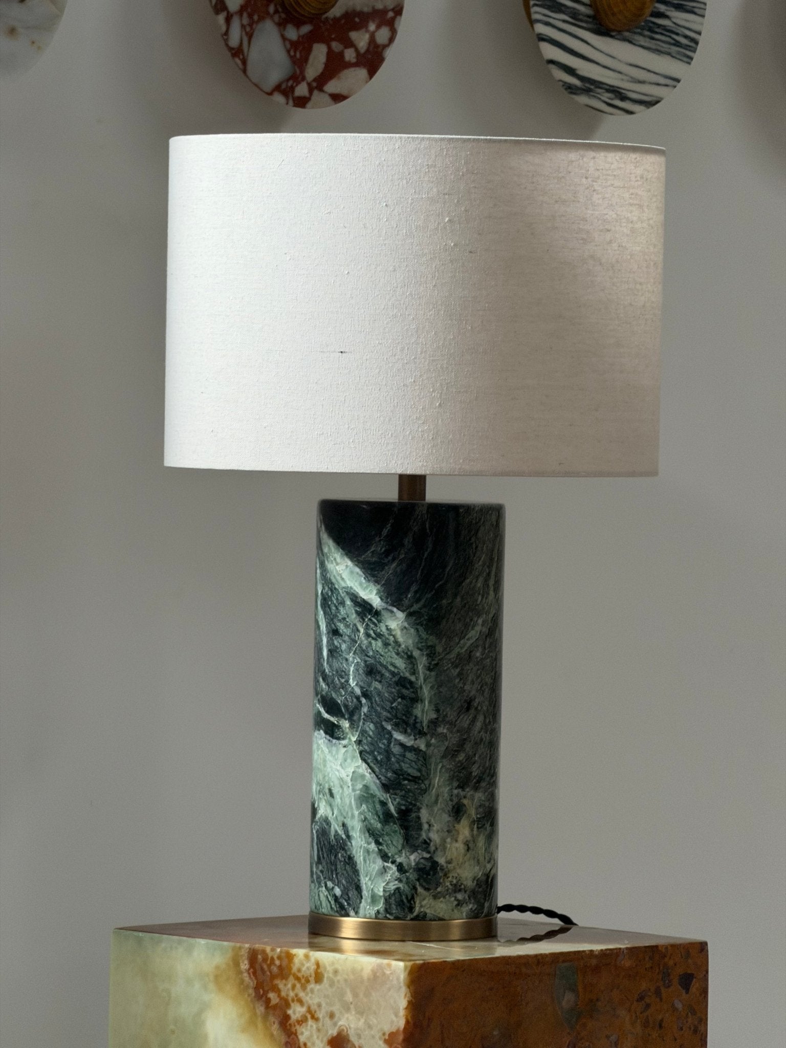 Lampe à poser moderne Hob en pierre, Travertin Vert marbre et beige