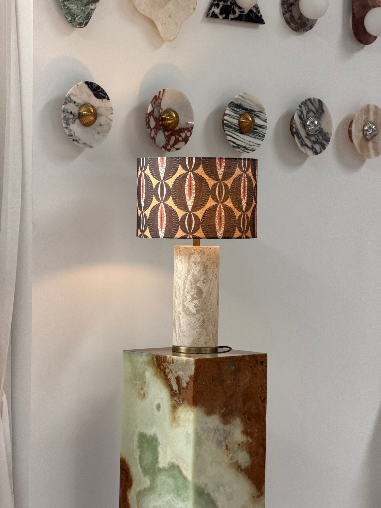 Lampe à poser moderne Hob en pierre, Marbre Travertin jaune et beige
