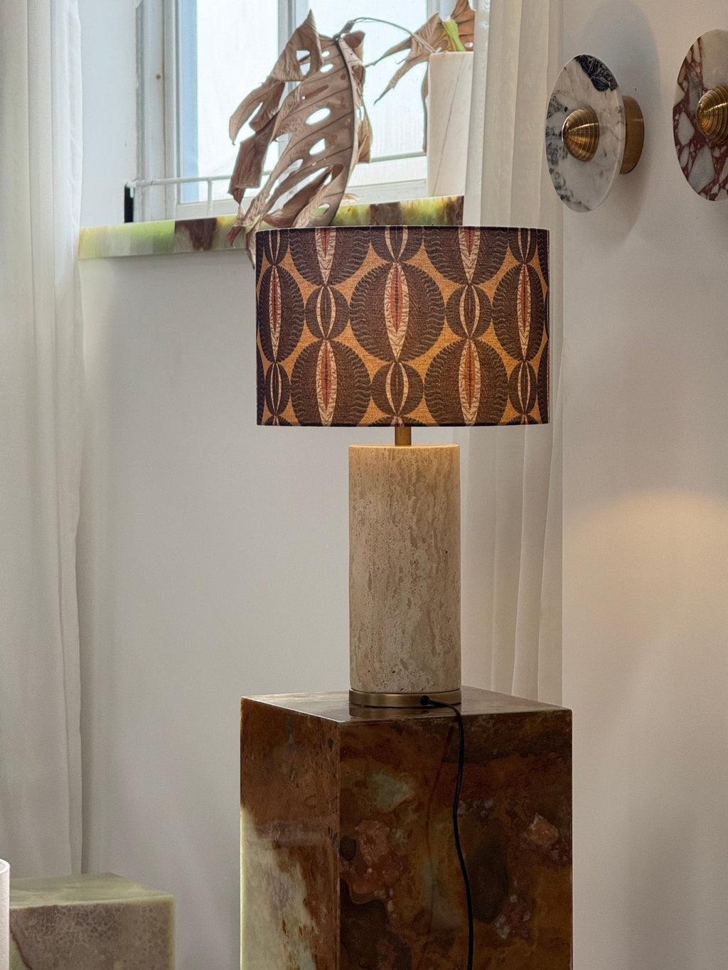 Lampe à poser moderne Hob en pierre, Marbre Rouge travertin et beige