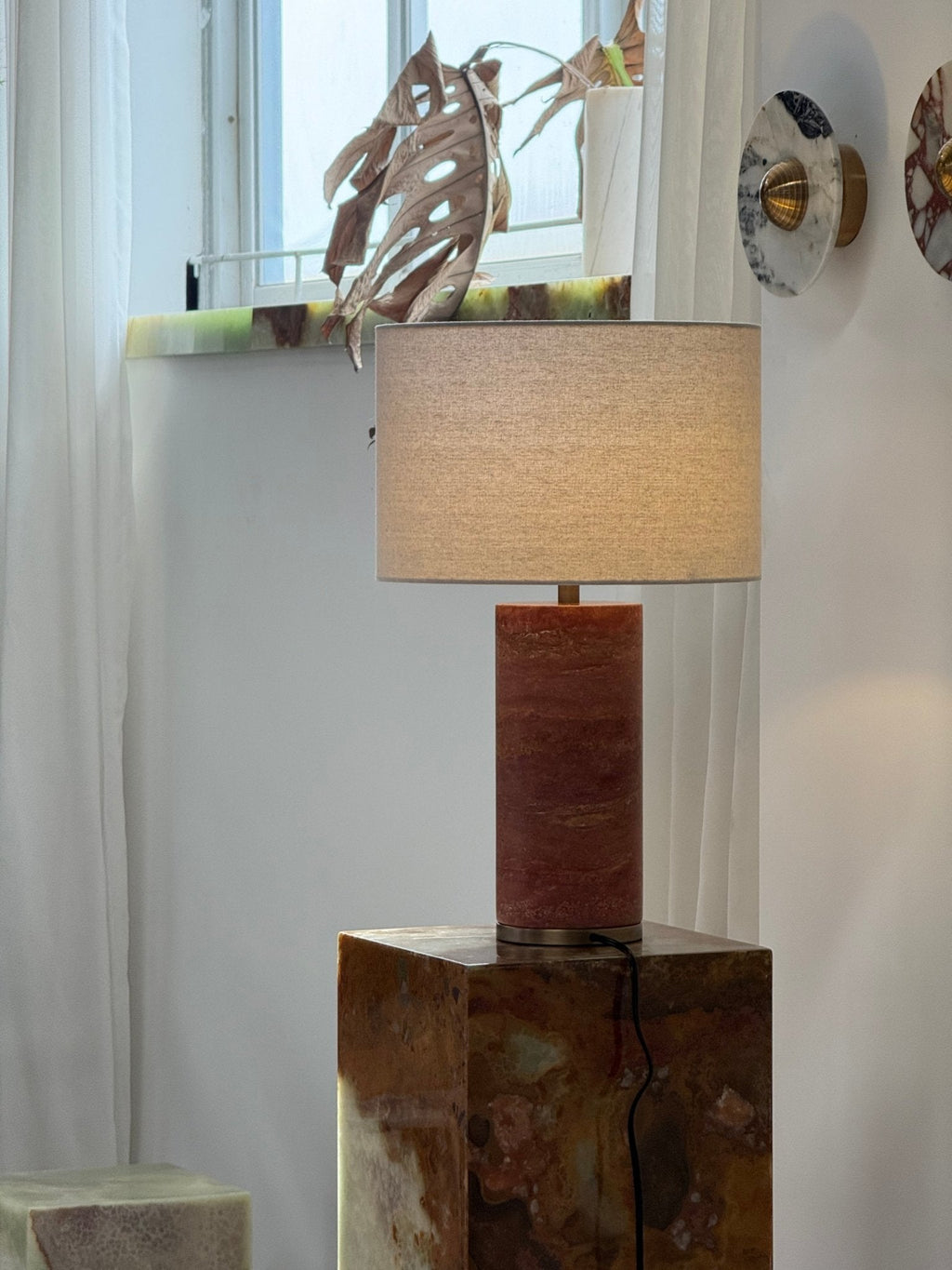 Lampe à poser moderne Hob en pierre, Marbre Rouge travertin et noir