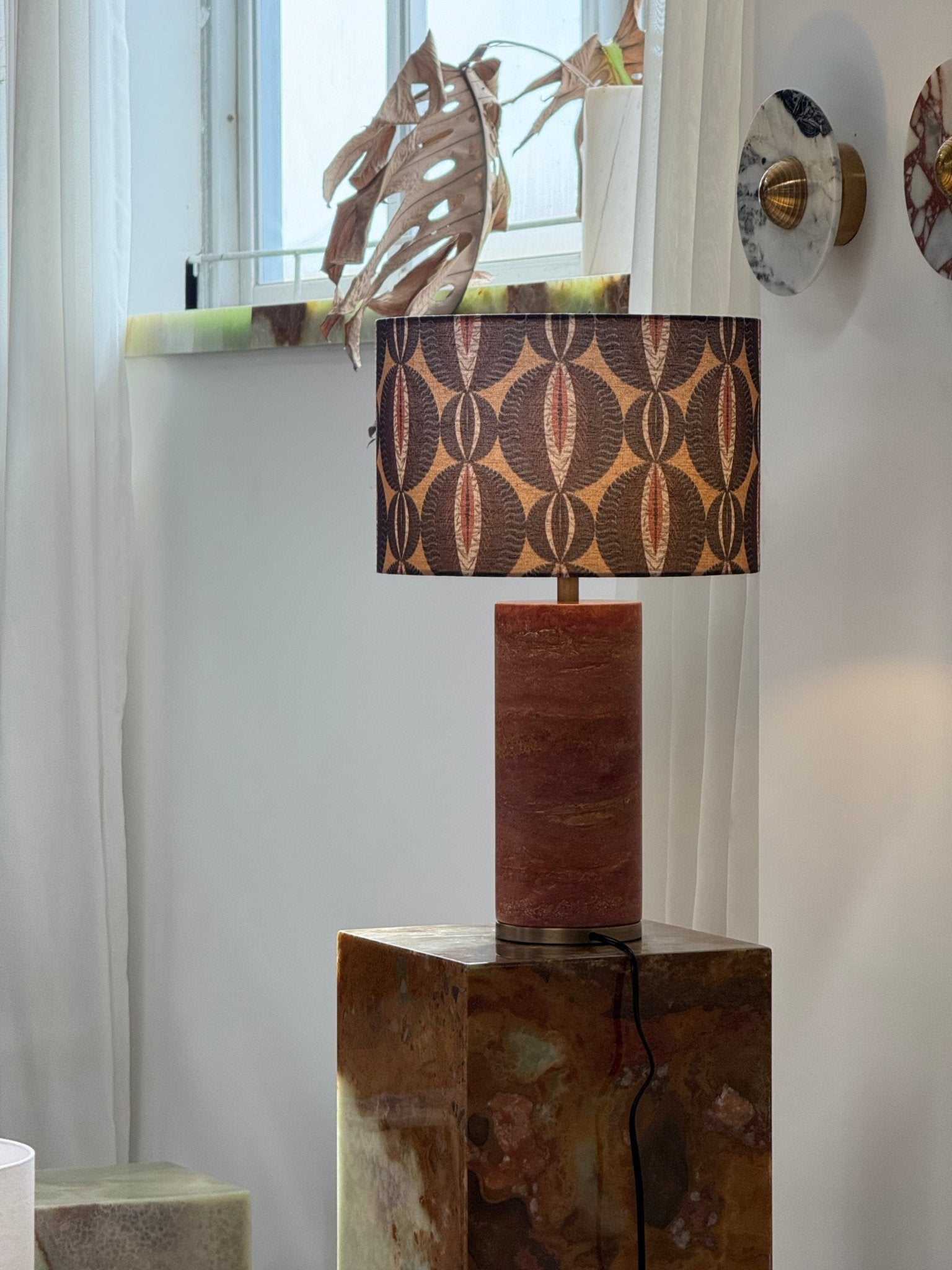 Lampe à poser moderne Hob en pierre, Marbre Travertin jaune et beige