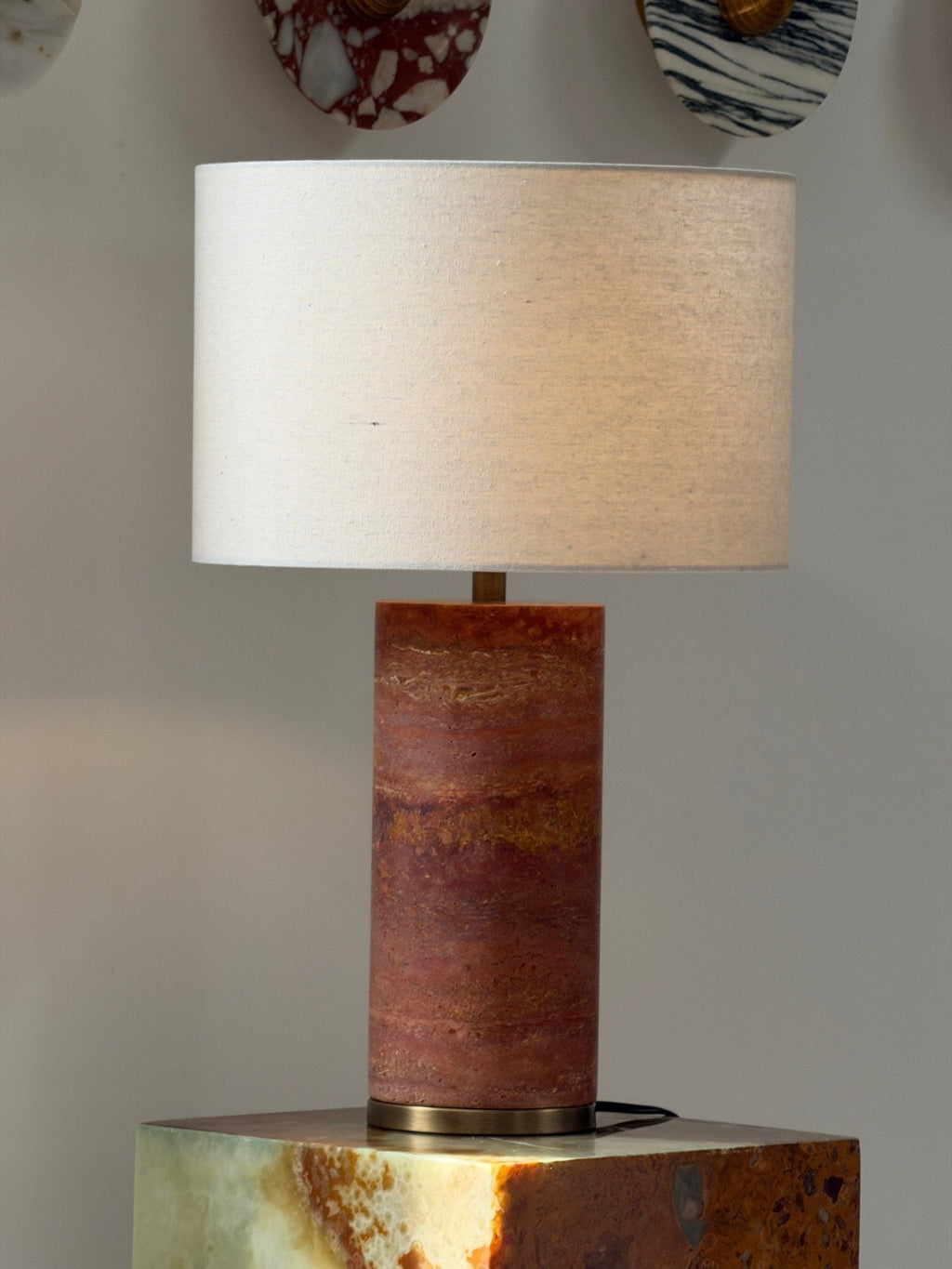 Lampe à poser moderne Hob en pierre, Marbre Rouge travertin et beige