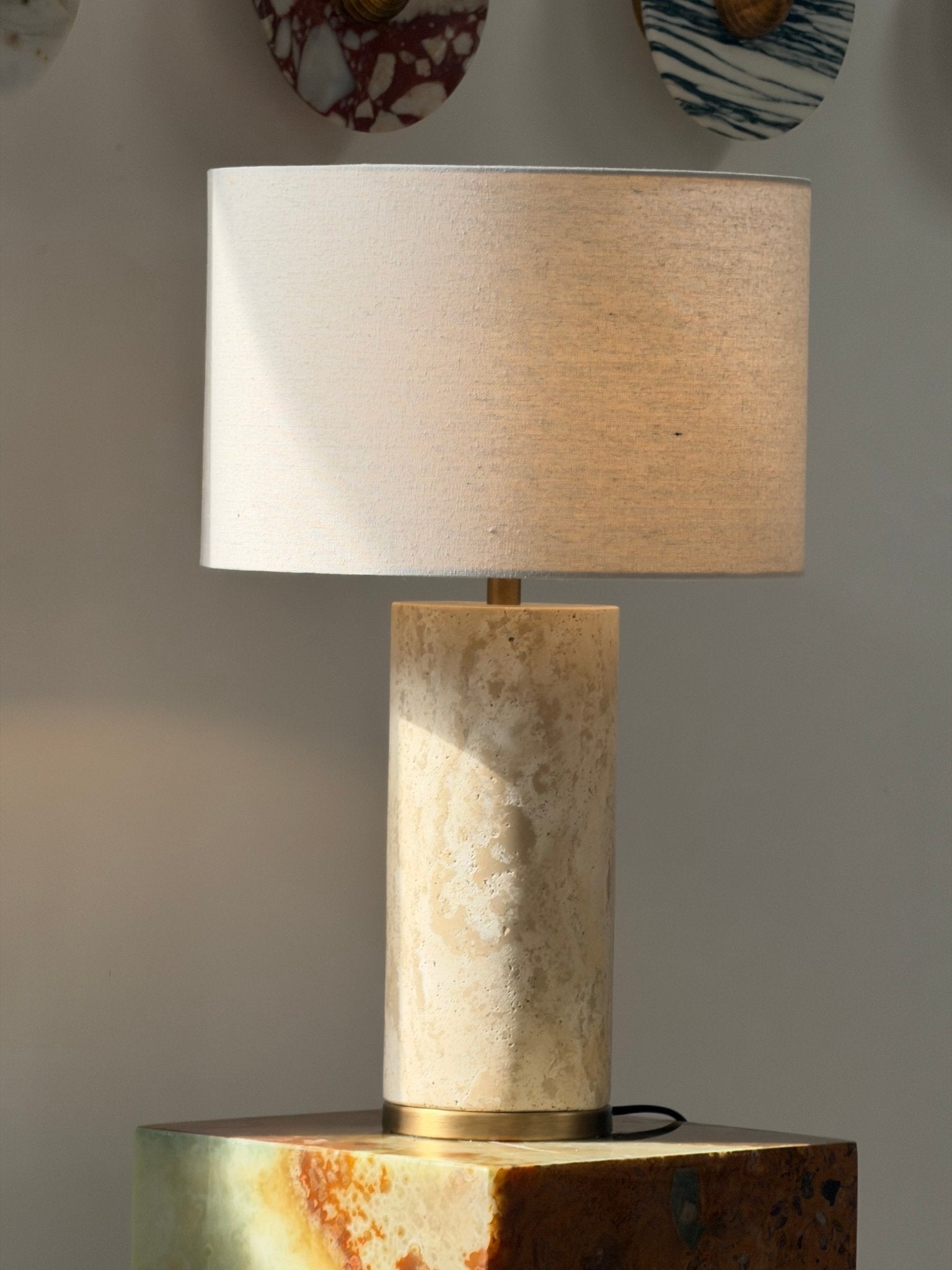 Lampe à poser moderne Hob en pierre, Marbre Travertin jaune et noir