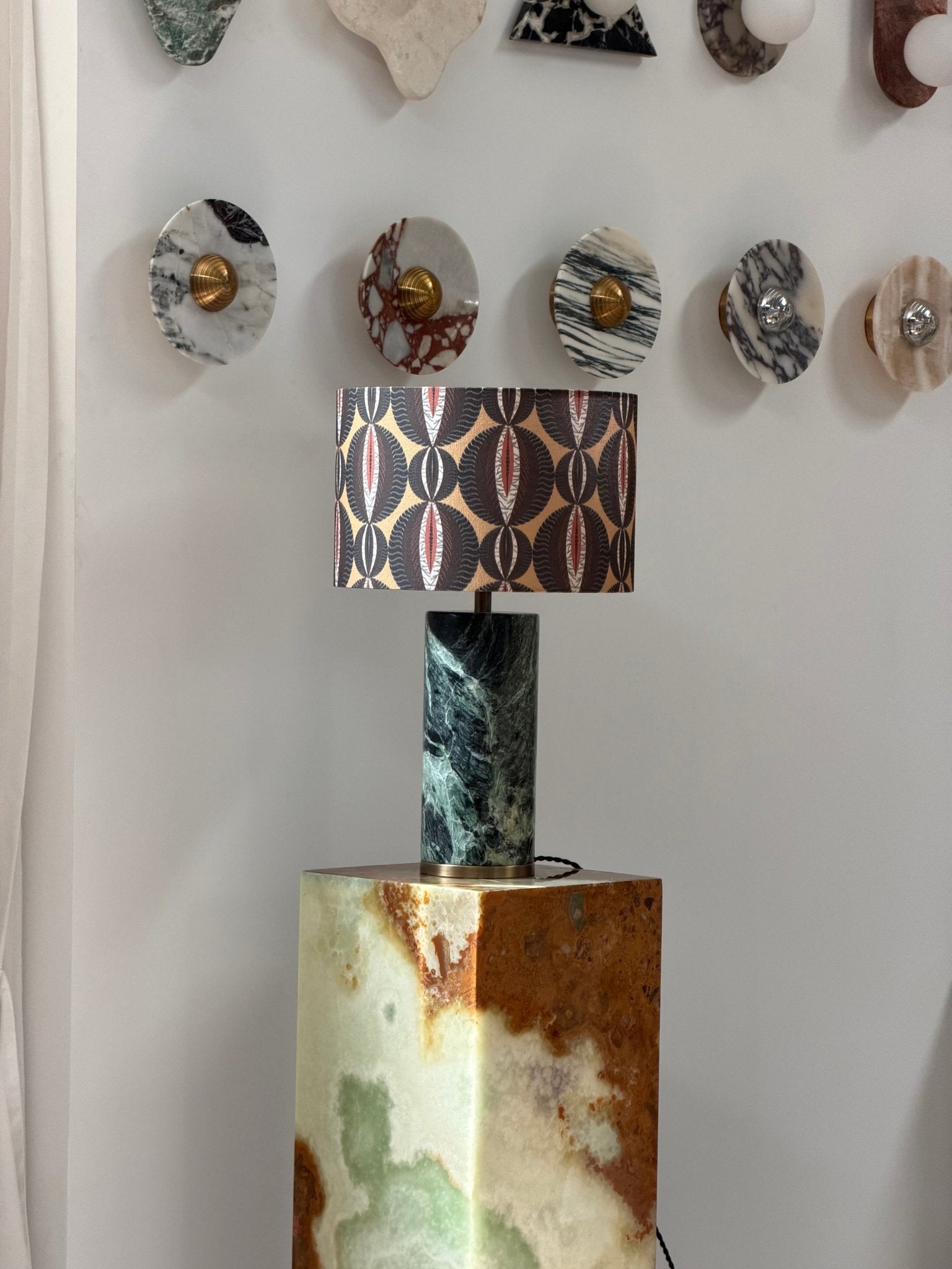 Lampe à poser moderne Hob en pierre, Marbre Rouge travertin et beige