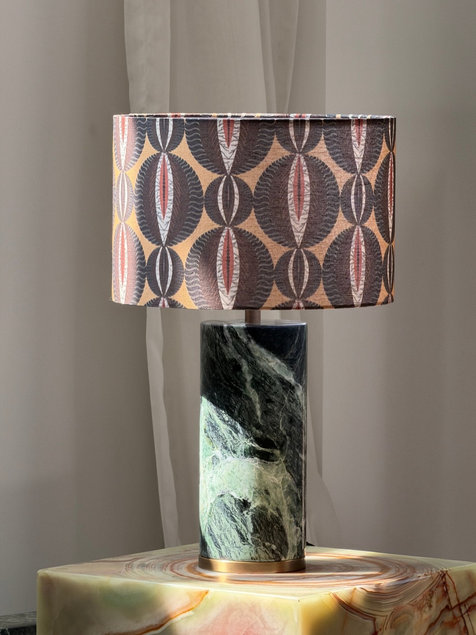 Lampe à poser moderne Hob en pierre, Marbre Rouge travertin et beige