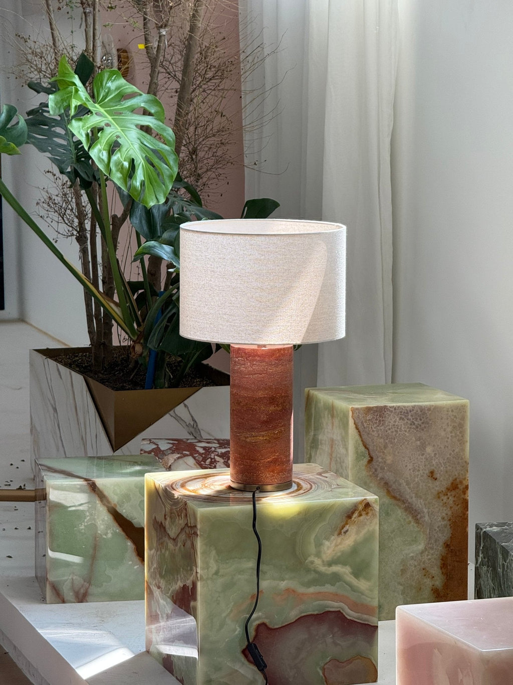 Lampe à poser moderne Hob en pierre, Marbre Rouge travertin et noir