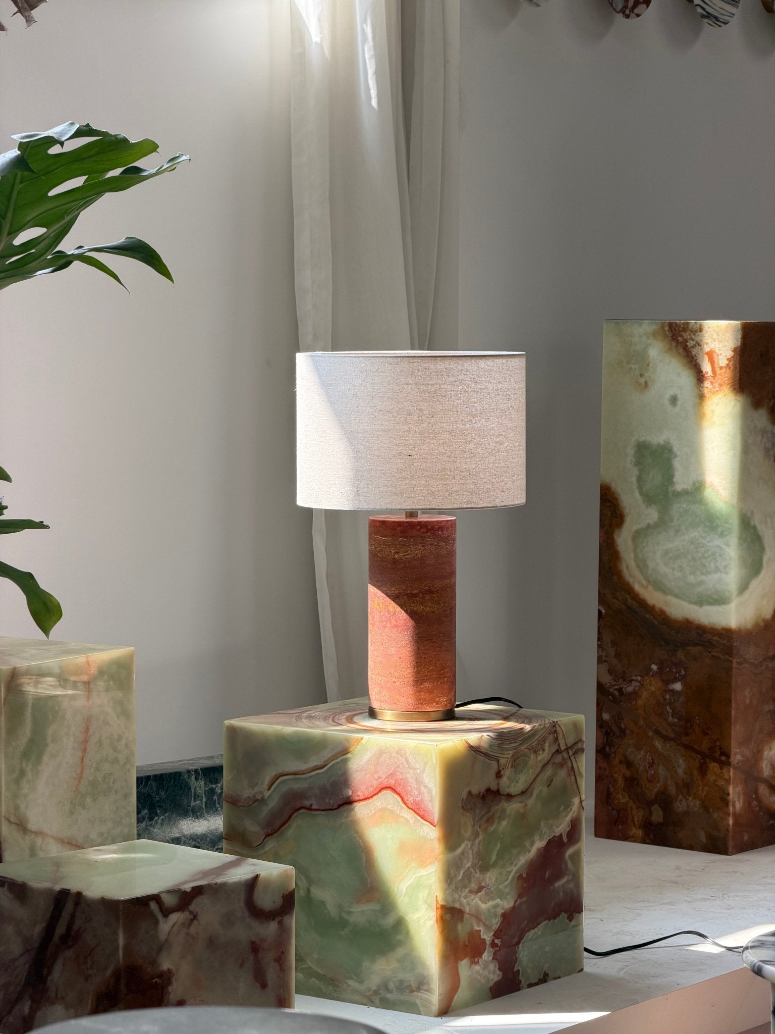 Lampe à poser moderne Hob en pierre, Marbre Rouge travertin et noir