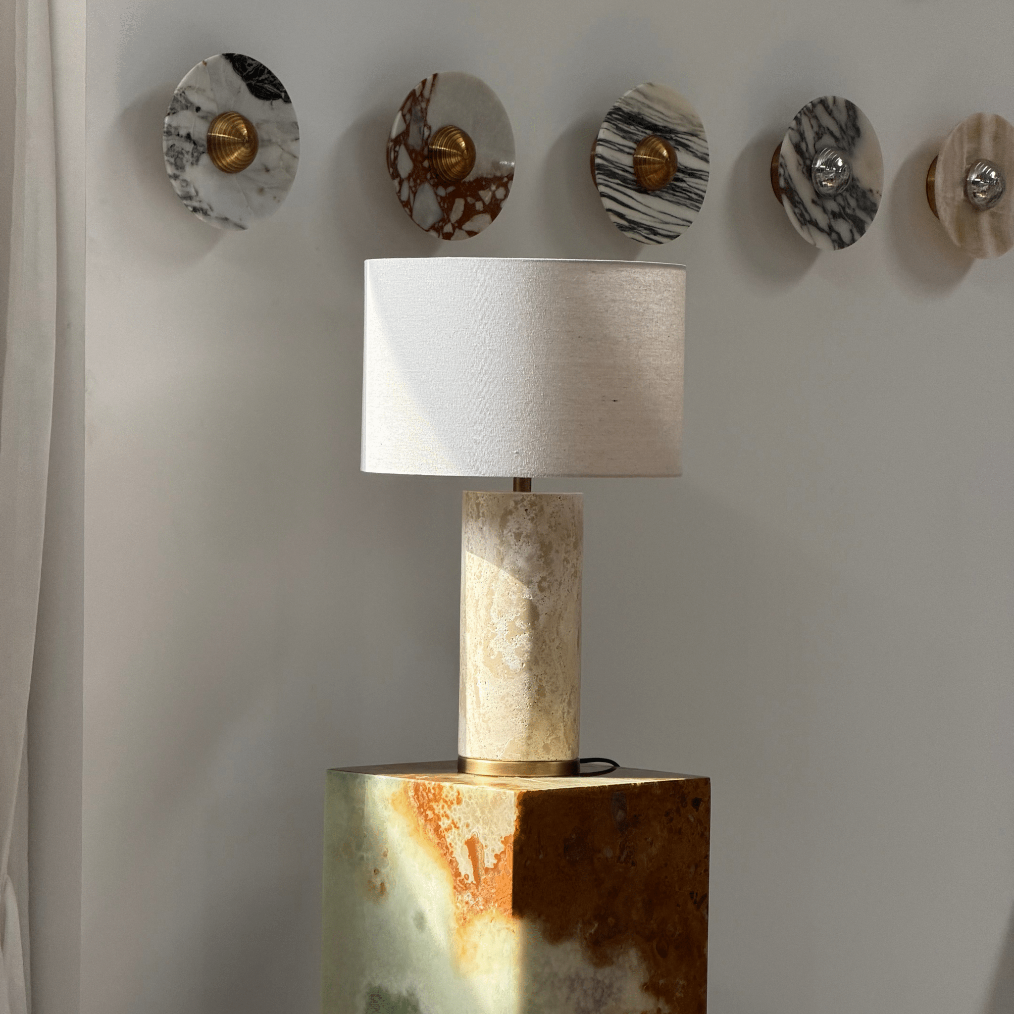 Lampe à poser moderne Hob en pierre, Marbre Travertin jaune et beige