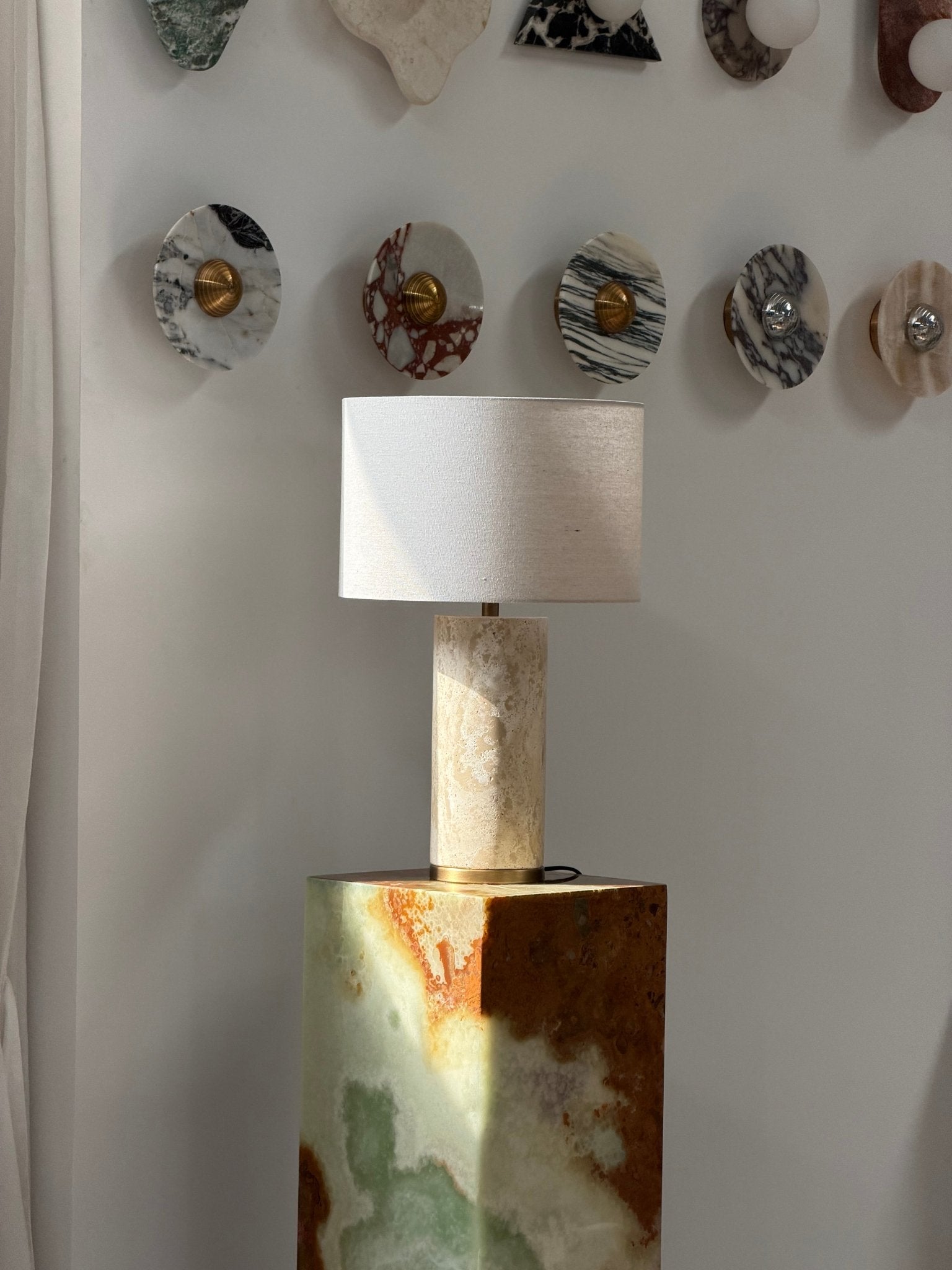 Lampe à poser moderne Hob en pierre, Marbre Rouge travertin et beige