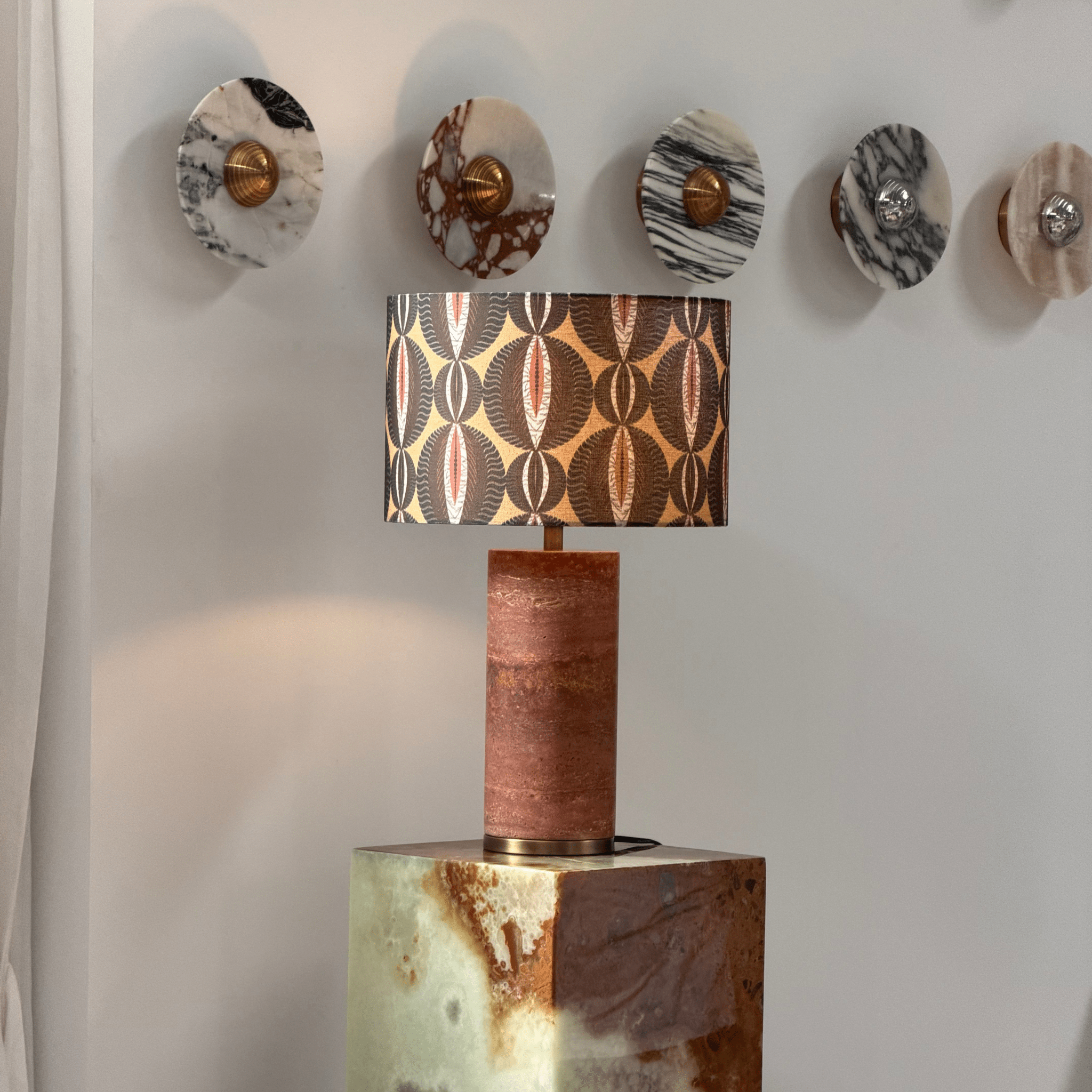 Lampe à poser moderne Hob en pierre, Marbre Rouge travertin et noir