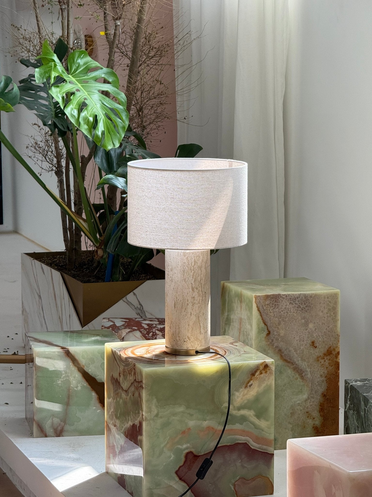 Lampe à poser moderne Hob en pierre, Marbre Travertin jaune et noir