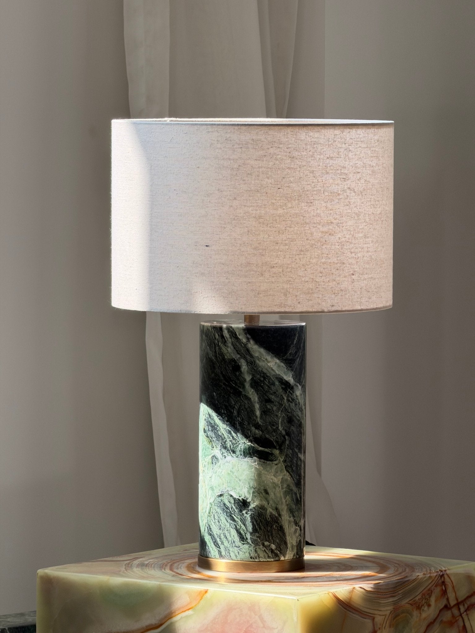 Lampe à poser moderne Hob en pierre, Marbre Rouge travertin et noir