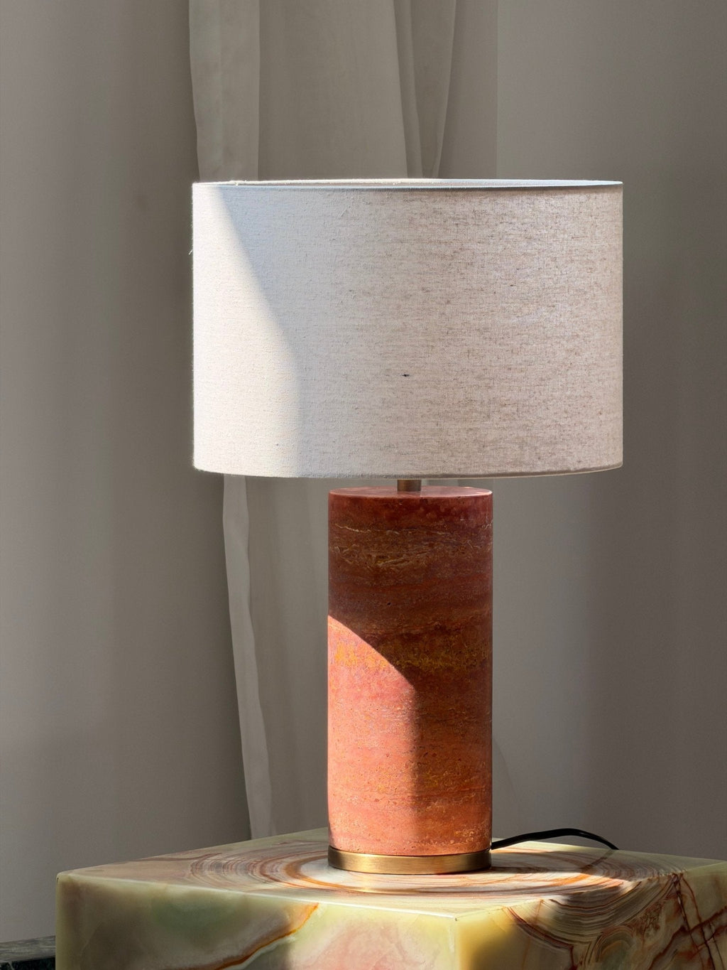 Lampe à poser moderne Hob en pierre, Marbre Travertin jaune et beige