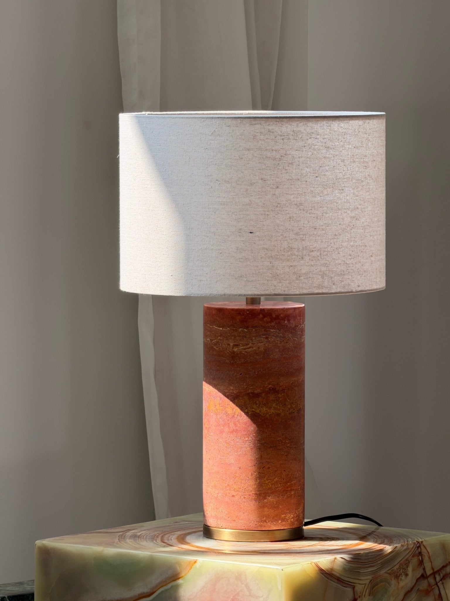 Lampe à poser moderne Hob en pierre, Marbre Travertin jaune et beige
