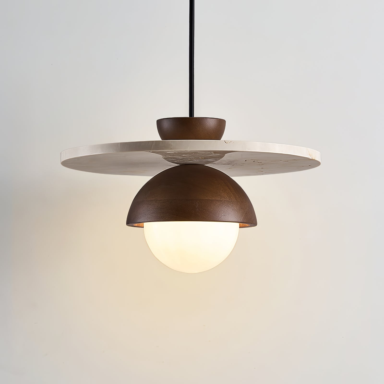 Suspension moderne Ormr en Travertin jaune et noyer