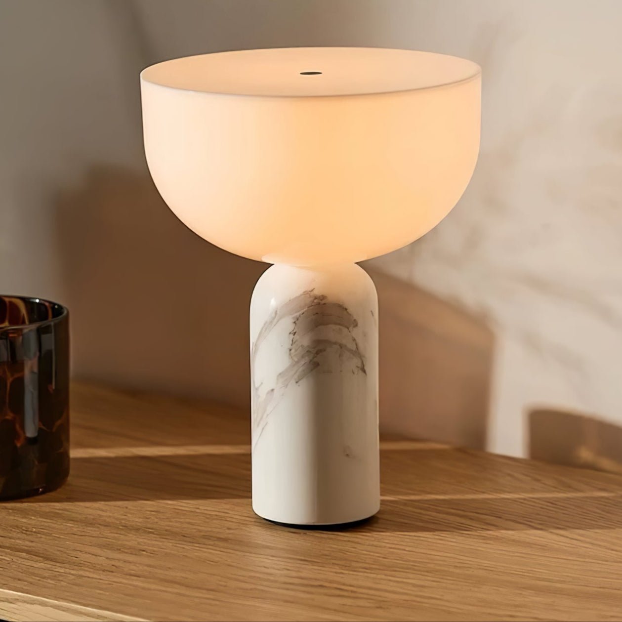 Lampe à poser moderne Lewin en Marbre Foncé rouge