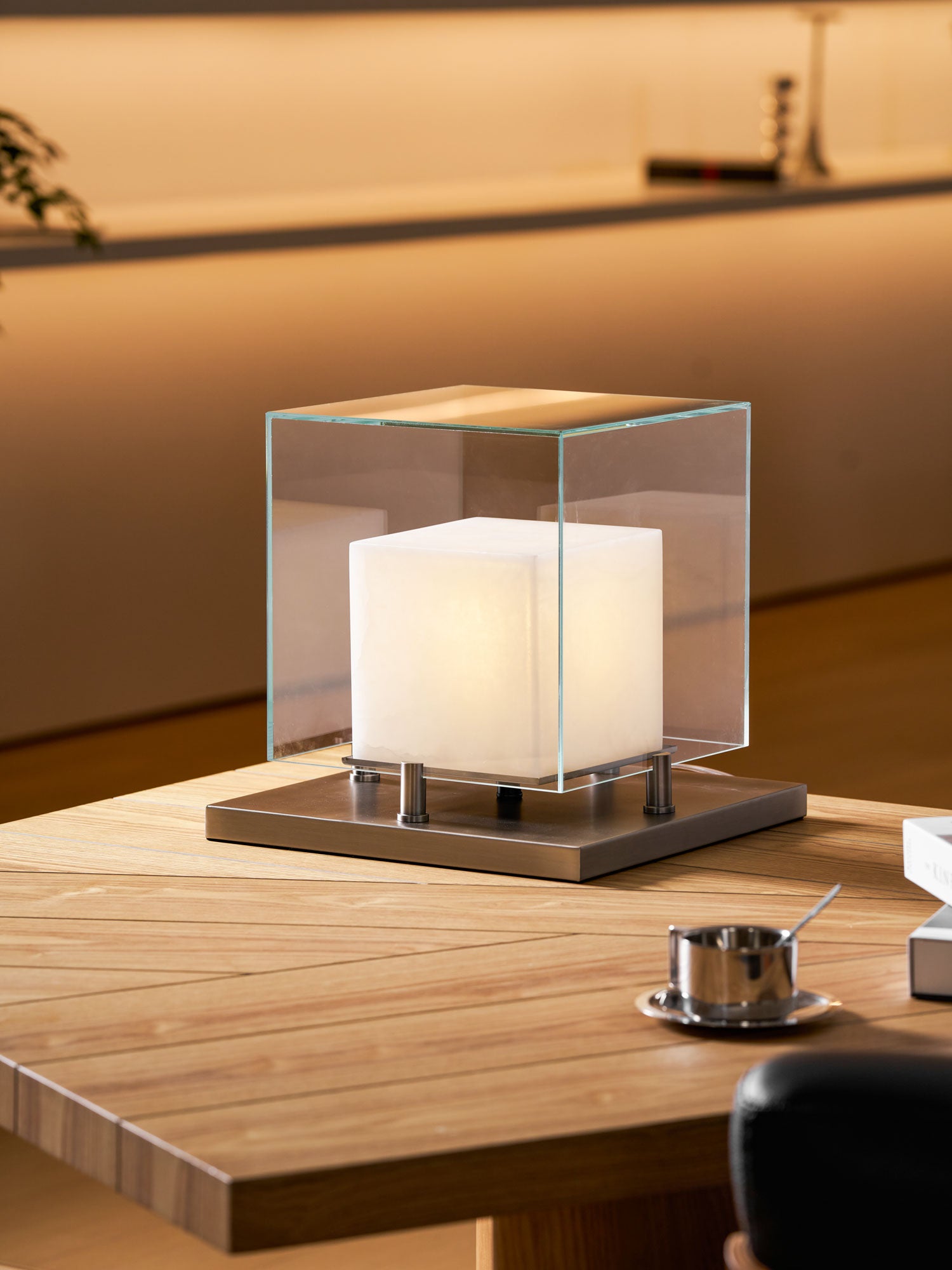 Lampe à poser moderne Creed en Albâtre Noir et transparent et blanc