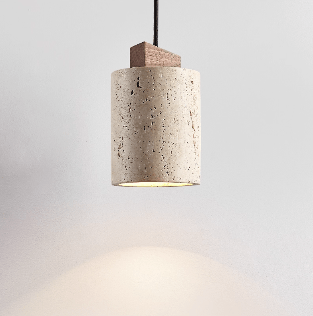 Suspension moderne Gauk en Noyer bois et travertin jaune