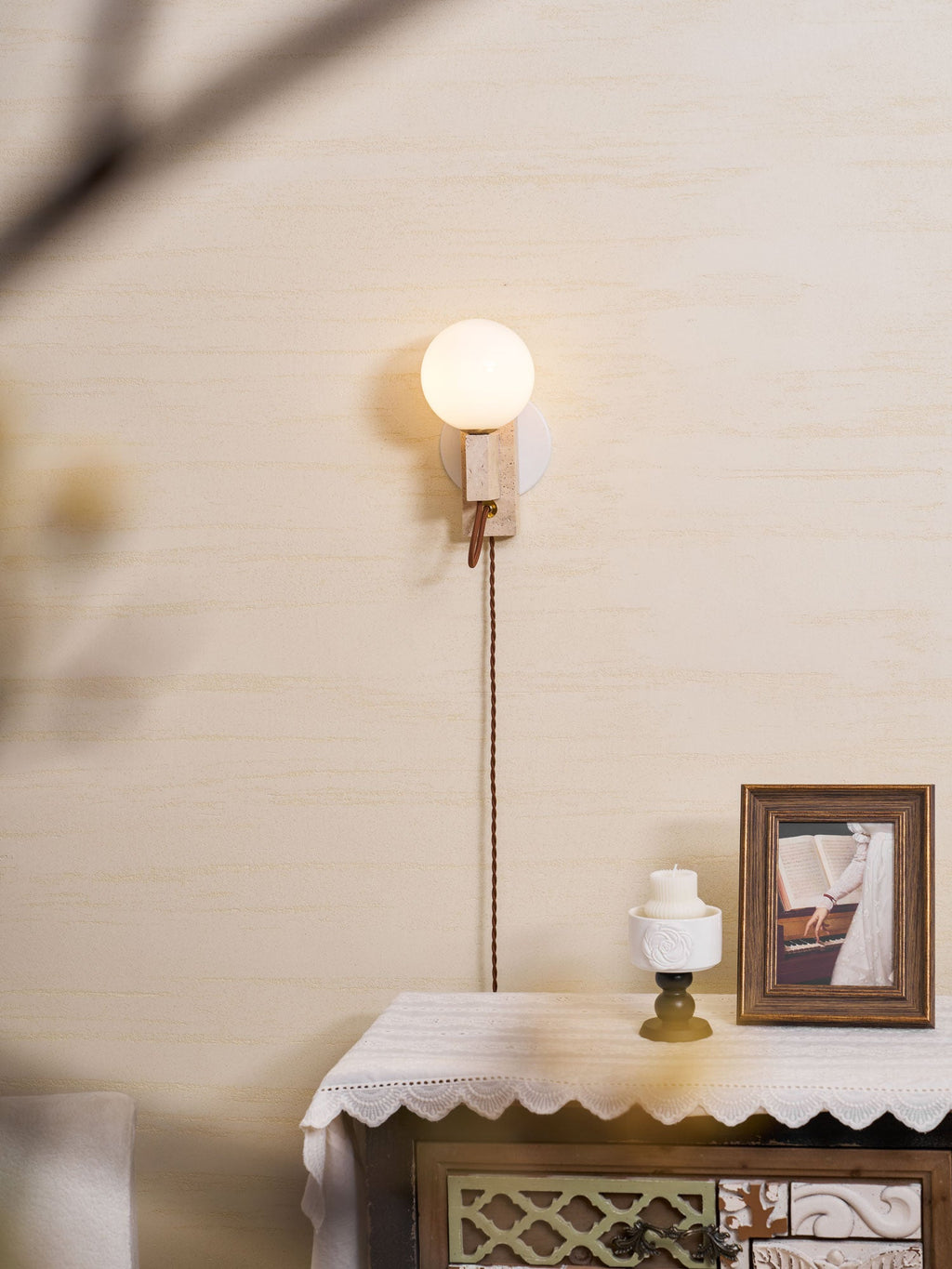 Applique murale moderne Aldric en Travertin jaune et blanc