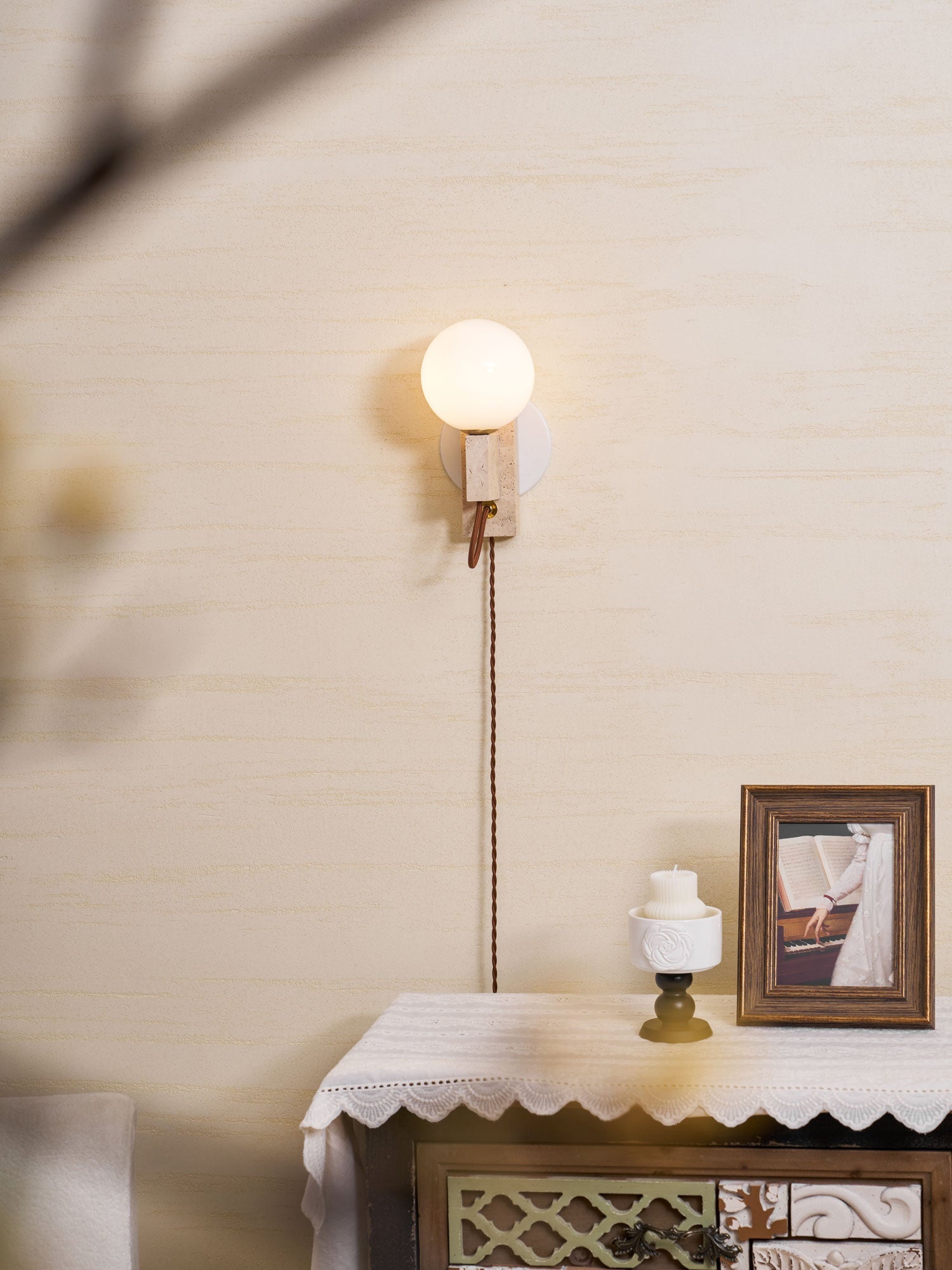 Applique murale moderne Aldric en Travertin jaune et blanc
