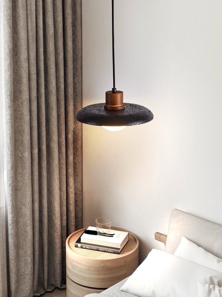 Suspension moderne Ewing en pierre Noir travertin et noyer