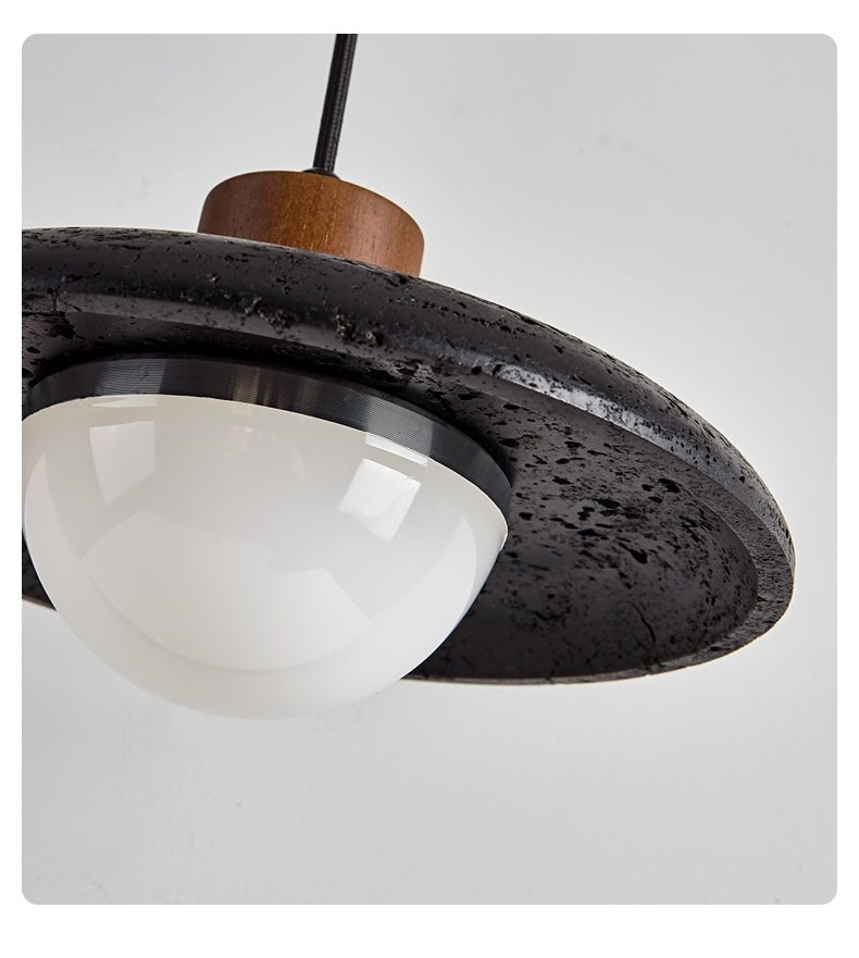 Suspension moderne Ewing en pierre Noir travertin et noyer