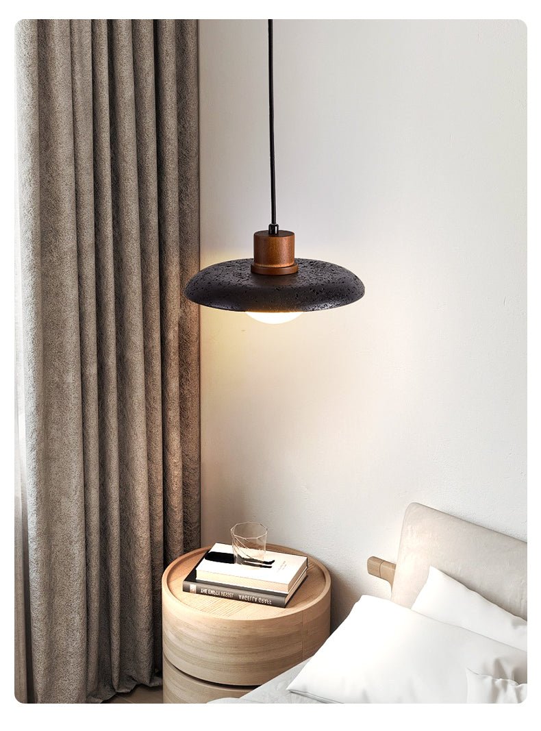 Suspension moderne Ewing en pierre Noir travertin et noyer