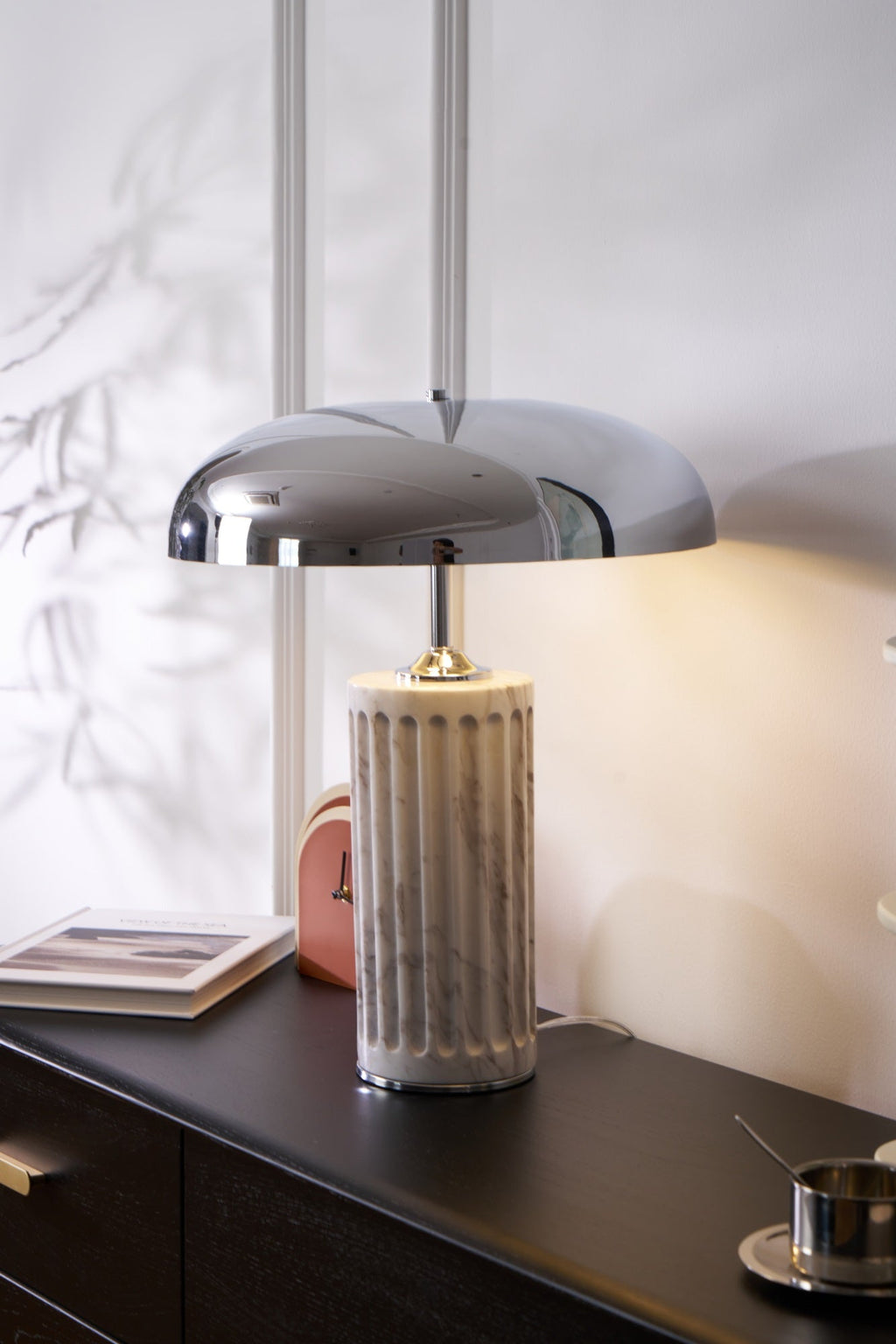 Lampe à poser moderne Wyatt en Marbre Blanc et chrome