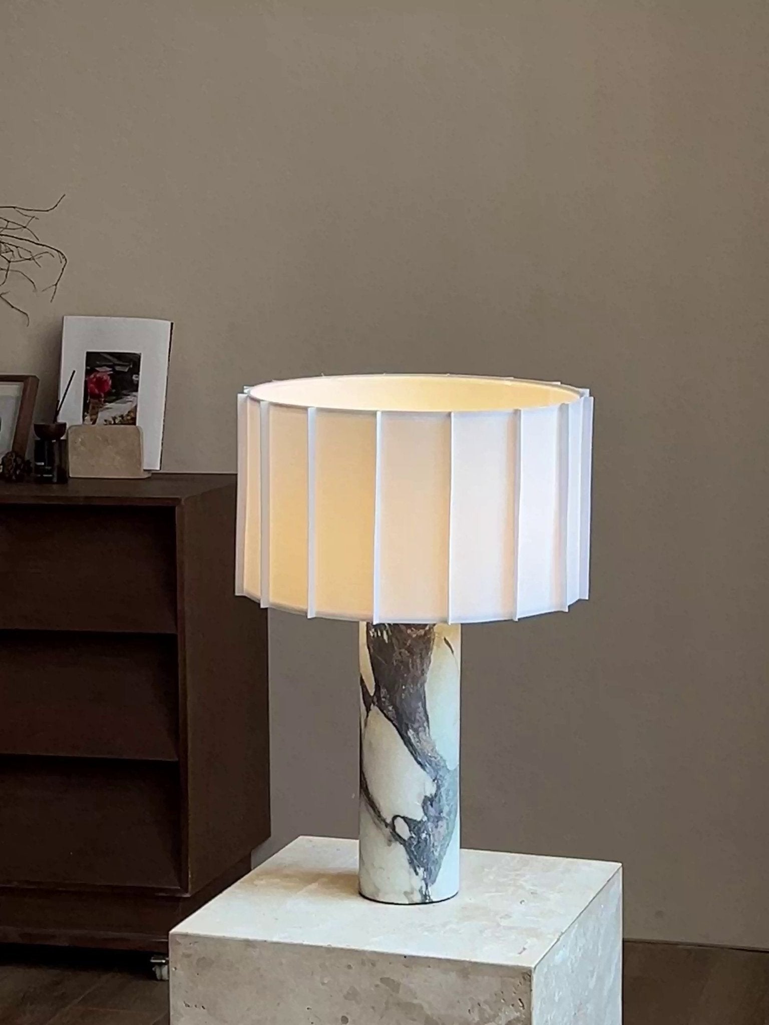 Lampe à poser moderne Asgrim en Marbre Bulgari violet et blanc