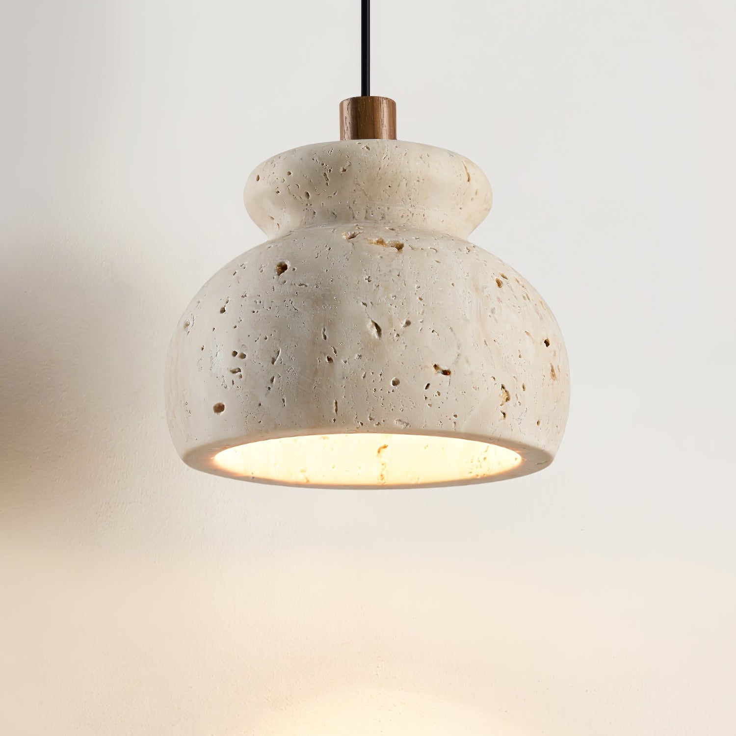 Suspension moderne Moorland en Travertin jaune