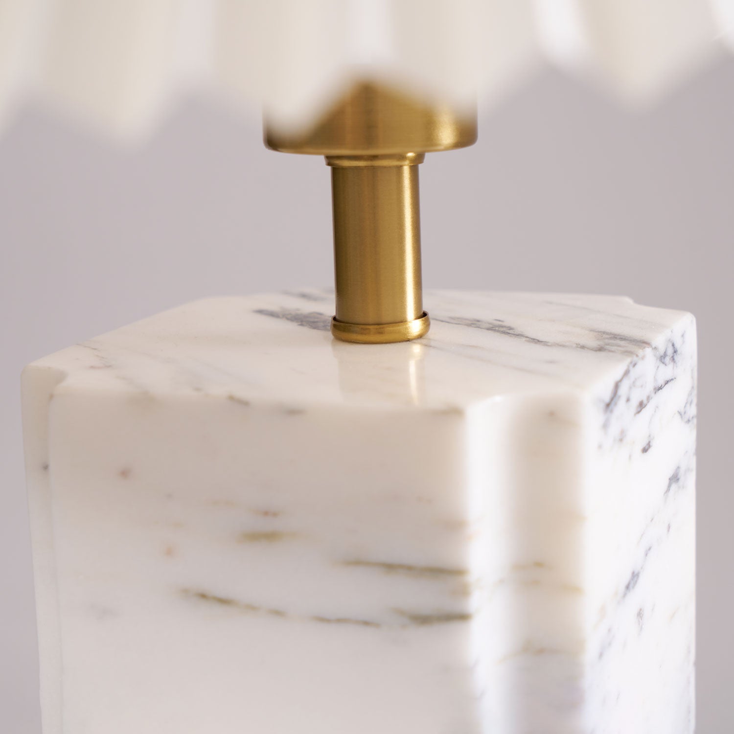 Lampe à poser moderne Devan en Blanc abat-jour et blanc marbre