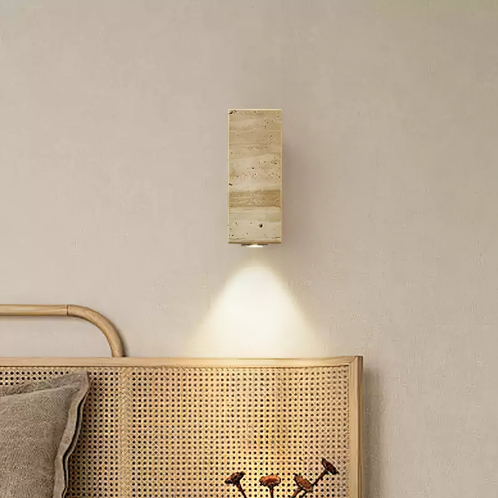 Applique murale moderne Gylfi en Noyer et travertin jaune