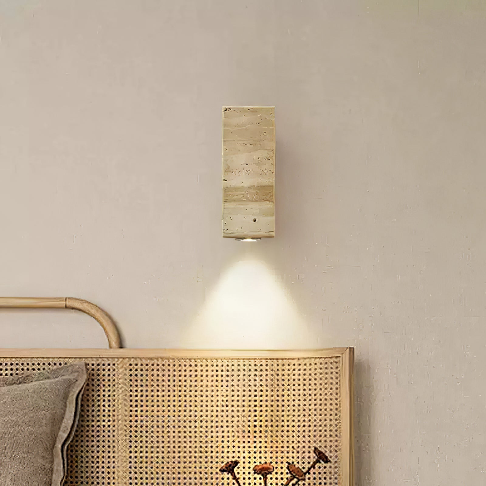 Applique murale moderne Gylfi en Noyer et travertin jaune