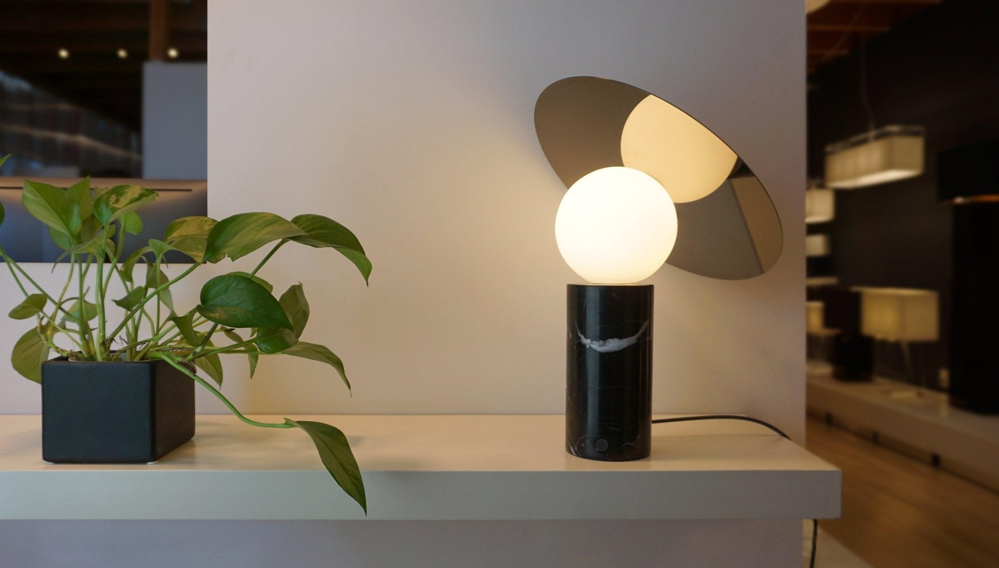 Lampe à poser moderne Demond en Doré et noir marbre