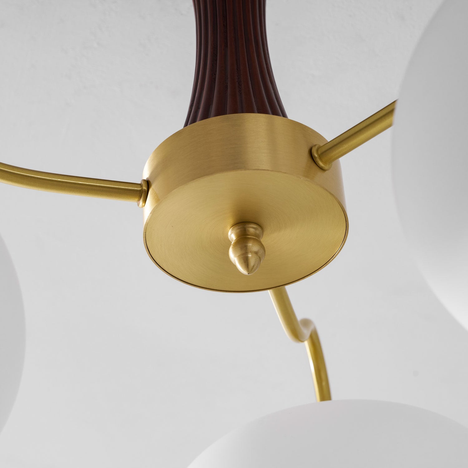 Lustre moderne West en bois Laiton et noyer et blanc