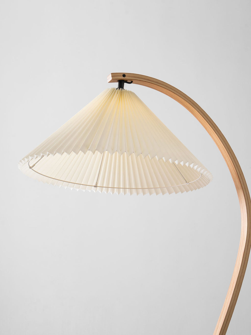 Lampadaire moderne Etan en Métal, Lin Hêtre bois et blanc