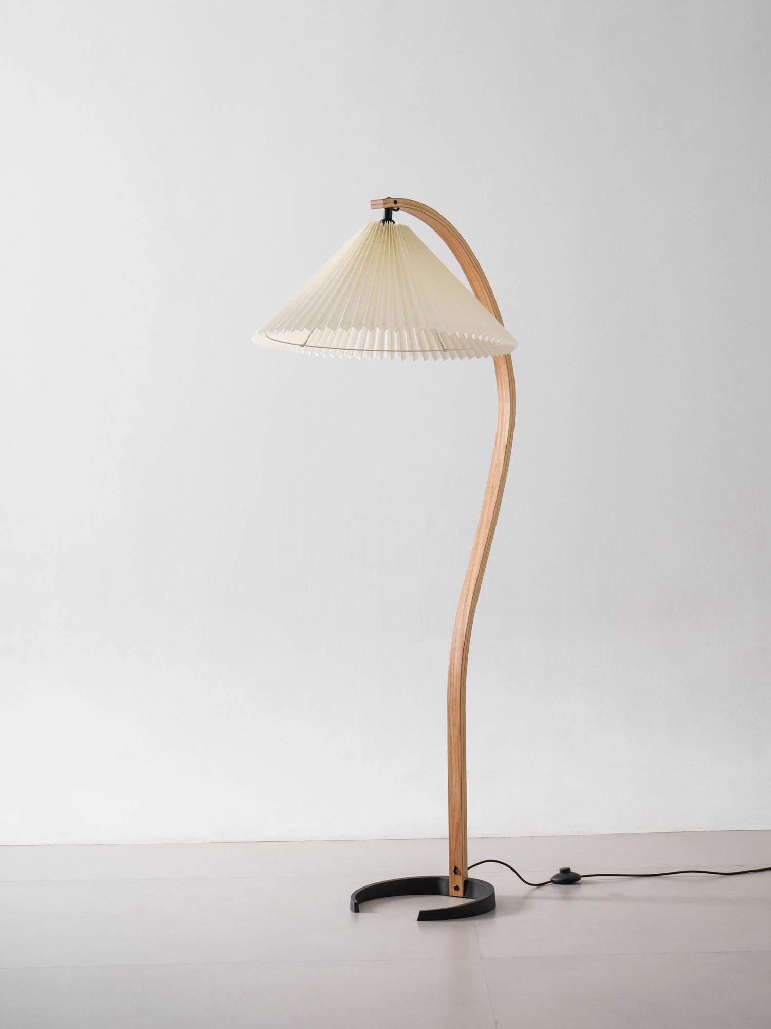 Lampadaire moderne Etan en Métal, Lin Hêtre bois et blanc