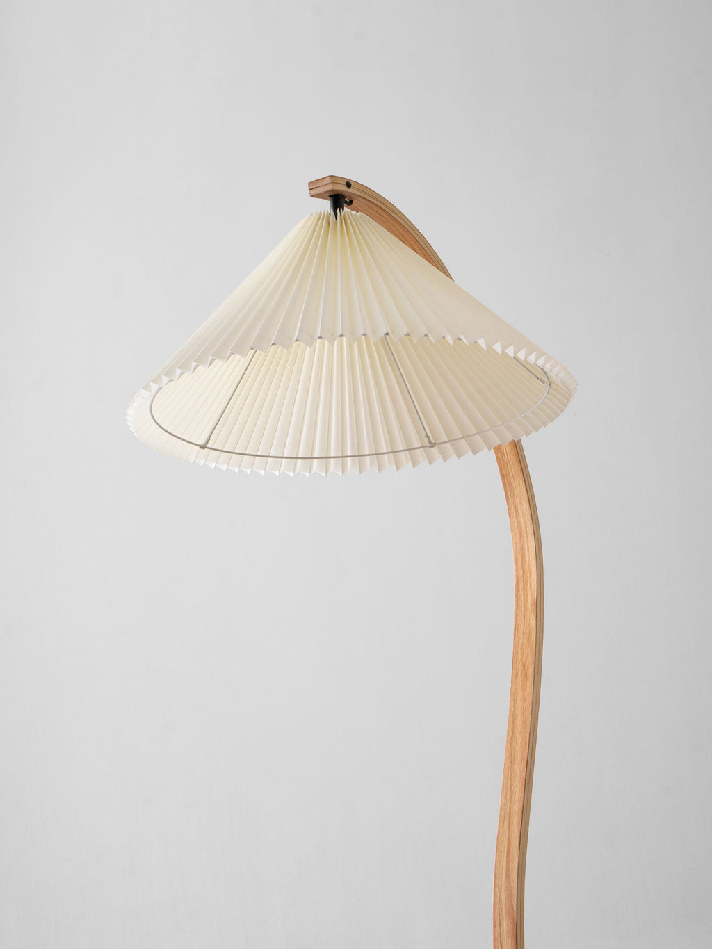 Lampadaire moderne Etan en Métal, Lin Hêtre bois et beige