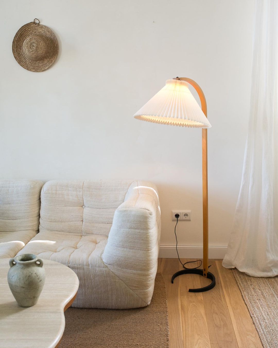 Lampadaire moderne Etan en Métal, Lin Hêtre bois et blanc
