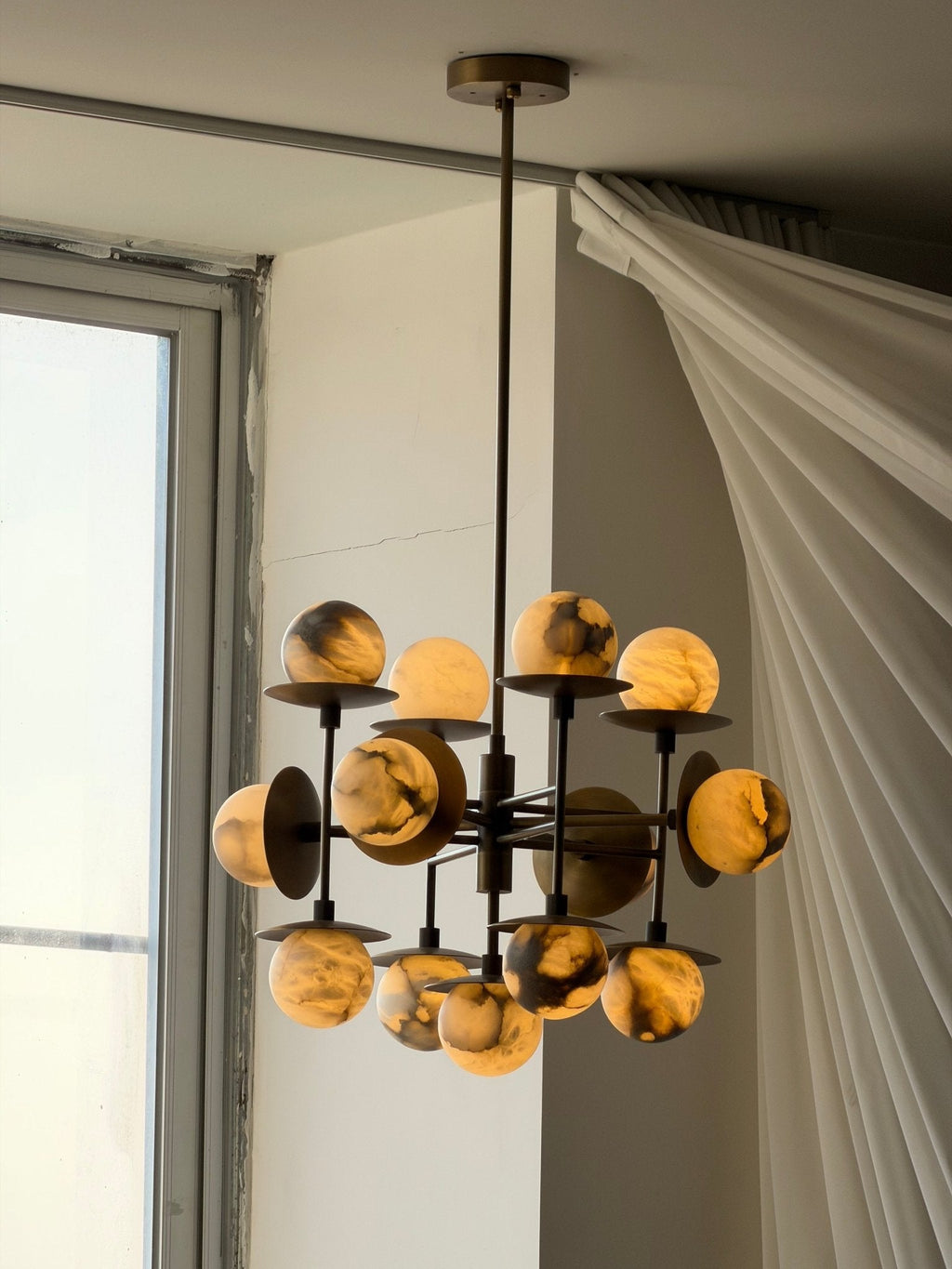 Lustre moderne Jolef en Albâtre Bronze et blanc