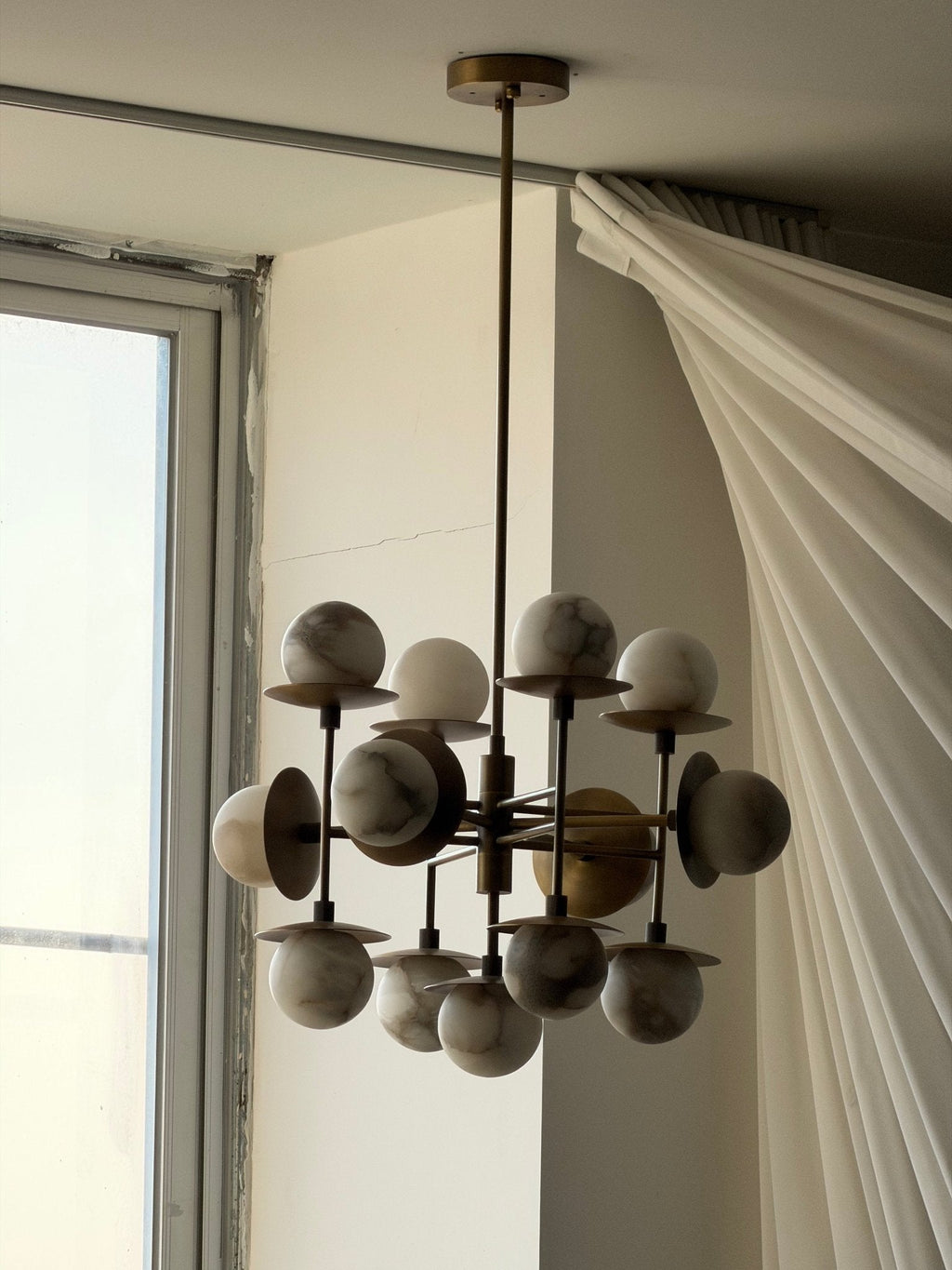 Lustre moderne Jolef en Albâtre Bronze et blanc