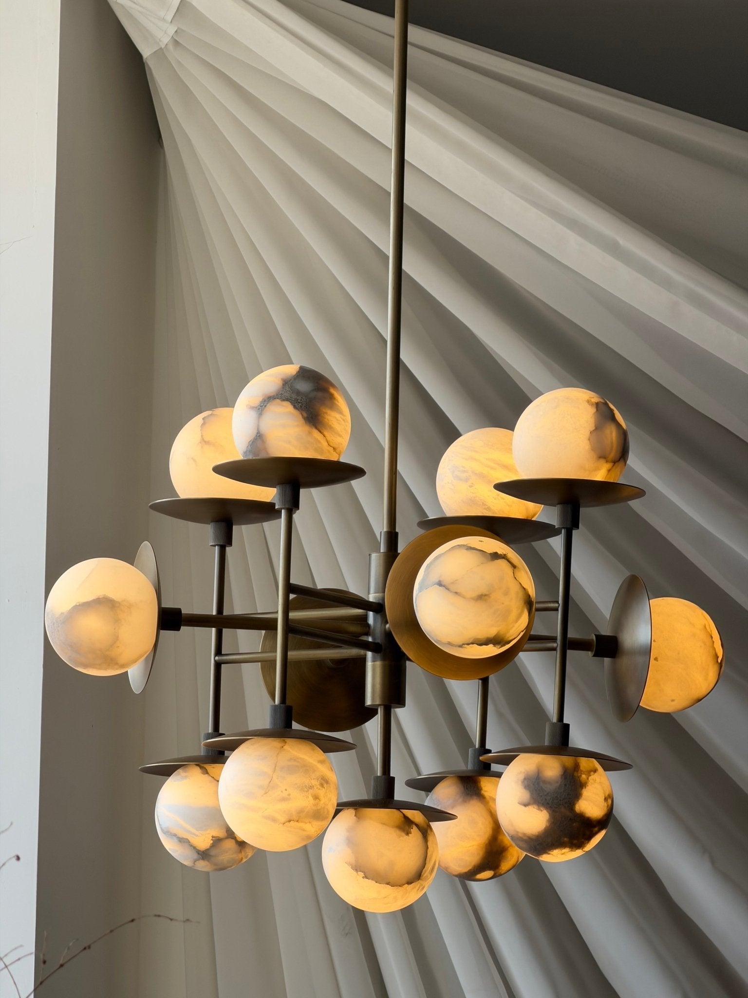 Lustre moderne Jolef en Albâtre Bronze et blanc