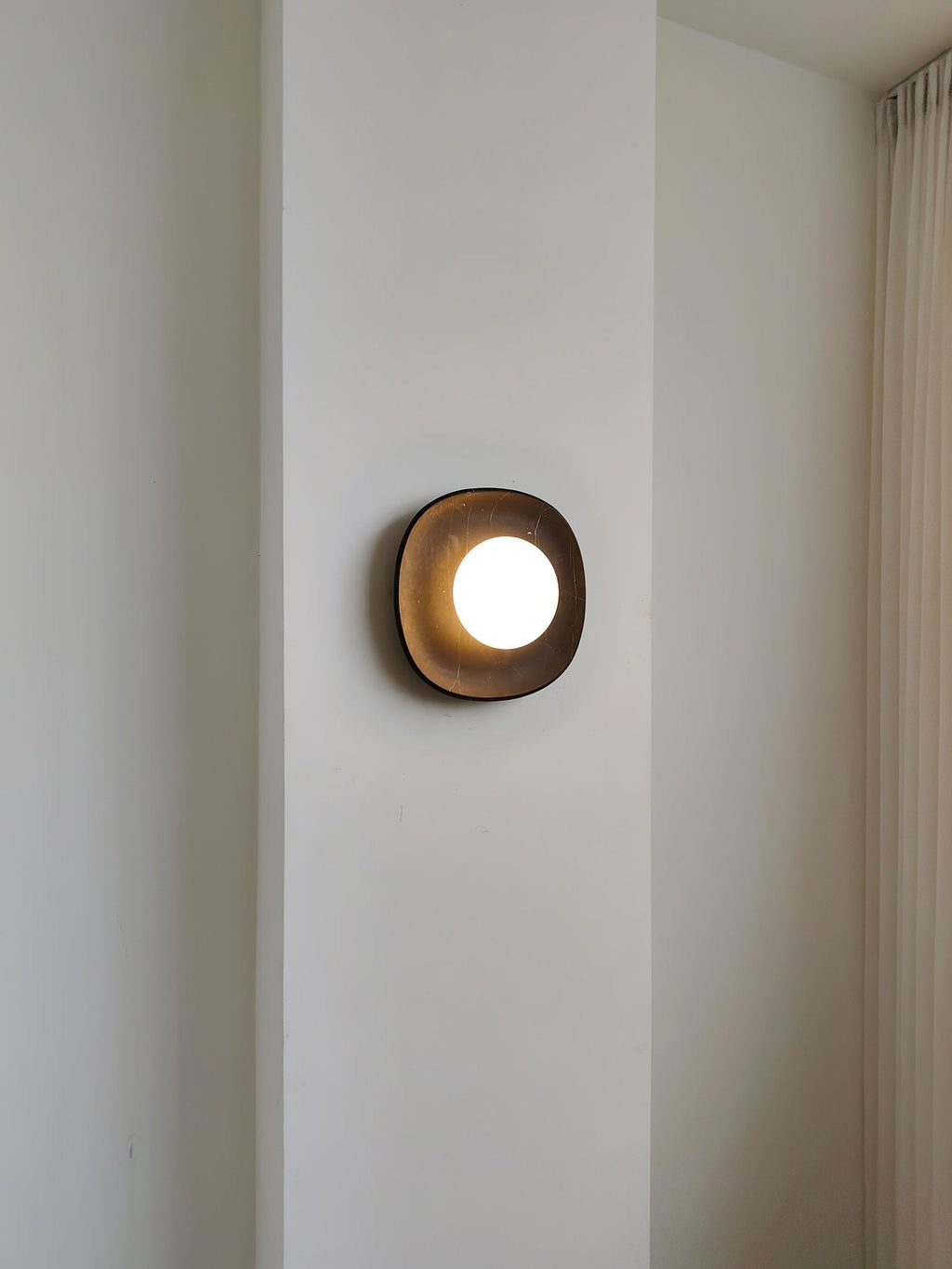 Applique murale moderne Quinn en Travertin Blanc marbre
