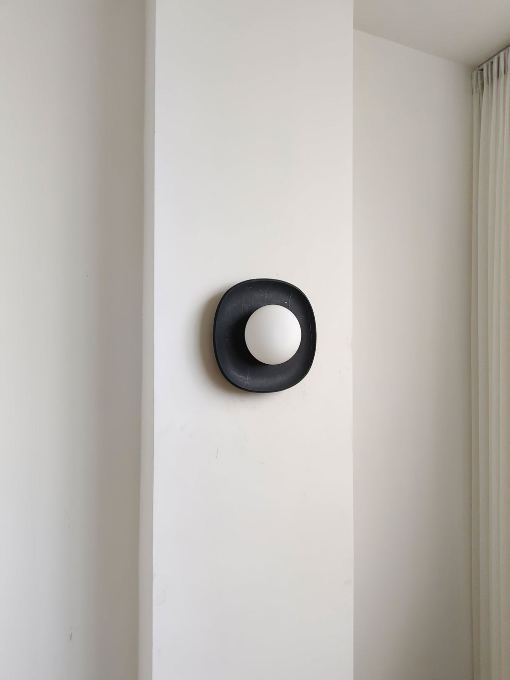 Applique murale moderne Quinn en Travertin Noir marbre