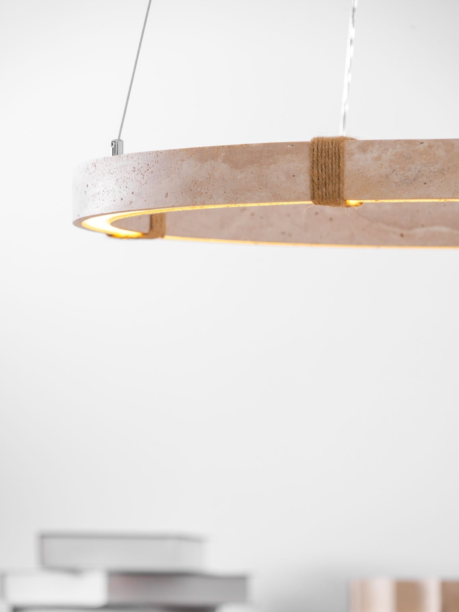 Suspension moderne Ronan en Travertin jaune