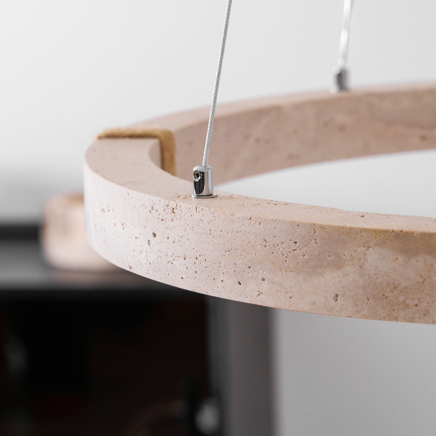 Suspension moderne Ronan en Travertin jaune