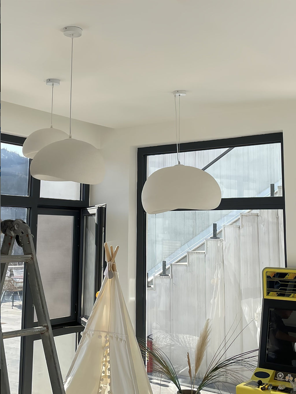 Suspension moderne Greger en Polystyrène noir câble suspendu